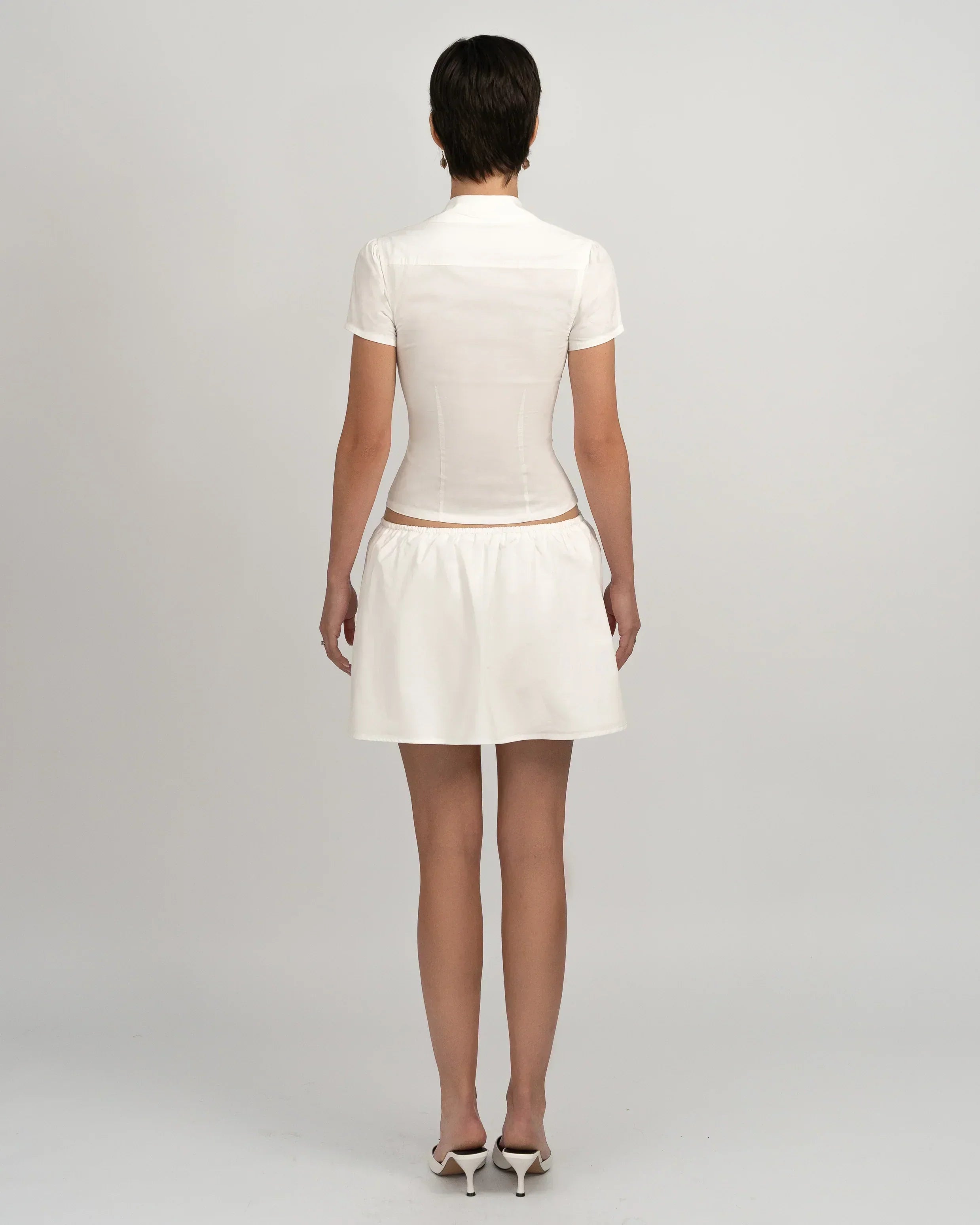 Alba | Elegancki biały komplet o wyraźnie zarysowanej formie