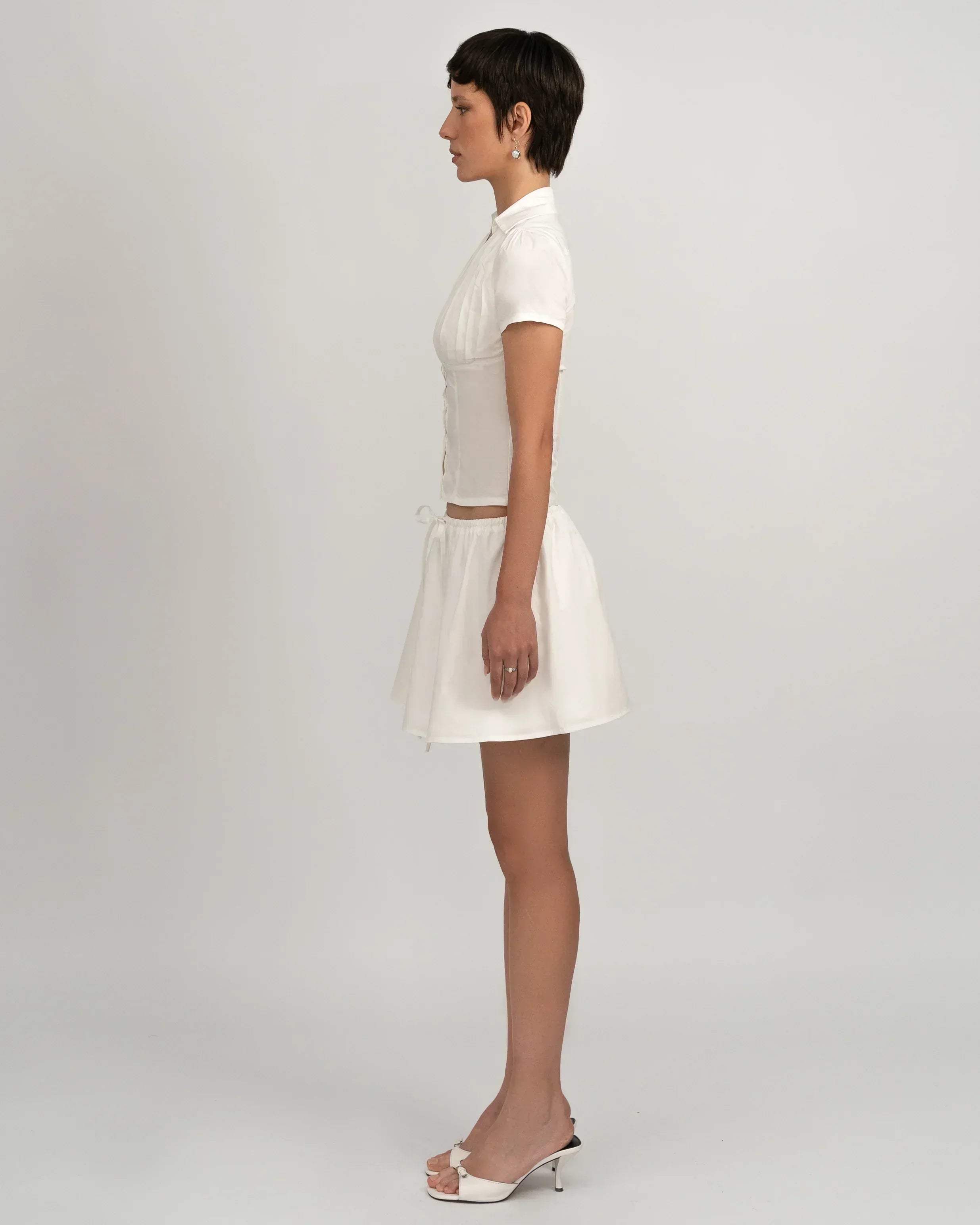 Alba | Elegancki biały komplet o wyraźnie zarysowanej formie